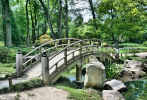 Gartenservice – Garten mit Holzbrücke